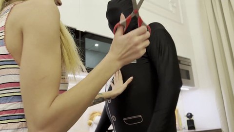 Lavoro a mano amatoriale con la stretta e minuta bionda Luna Bbunny