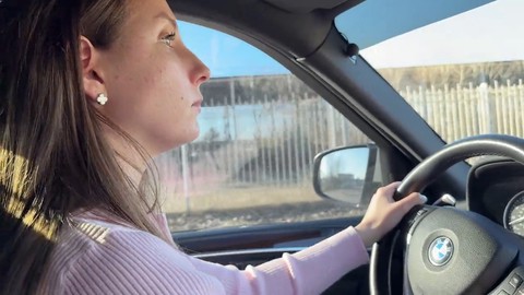 La dea sexy starnutisce e si soffoca durante un gioco di seduzione in auto.