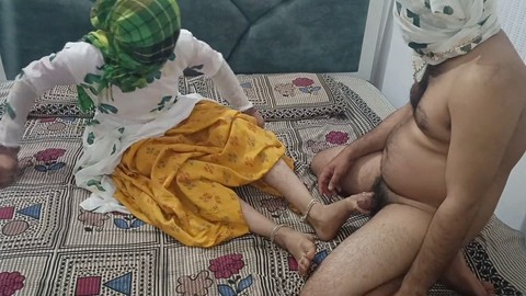 Amatori dominanti Sweety Bhabi, Fafa e Ama Zonka si cimentano nel facesitting e nel divertimento con i piedi.
