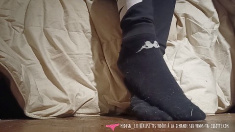 Vente de vos culottes - JOI fétichisme des pieds avec une nymphette délicieuse donnant un footjob avec ses chaussettes sales sur un gode